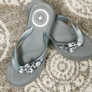 EUC Never Worn BCBG Generation Crystal Accented Grey  Size 7 Slide Sandals